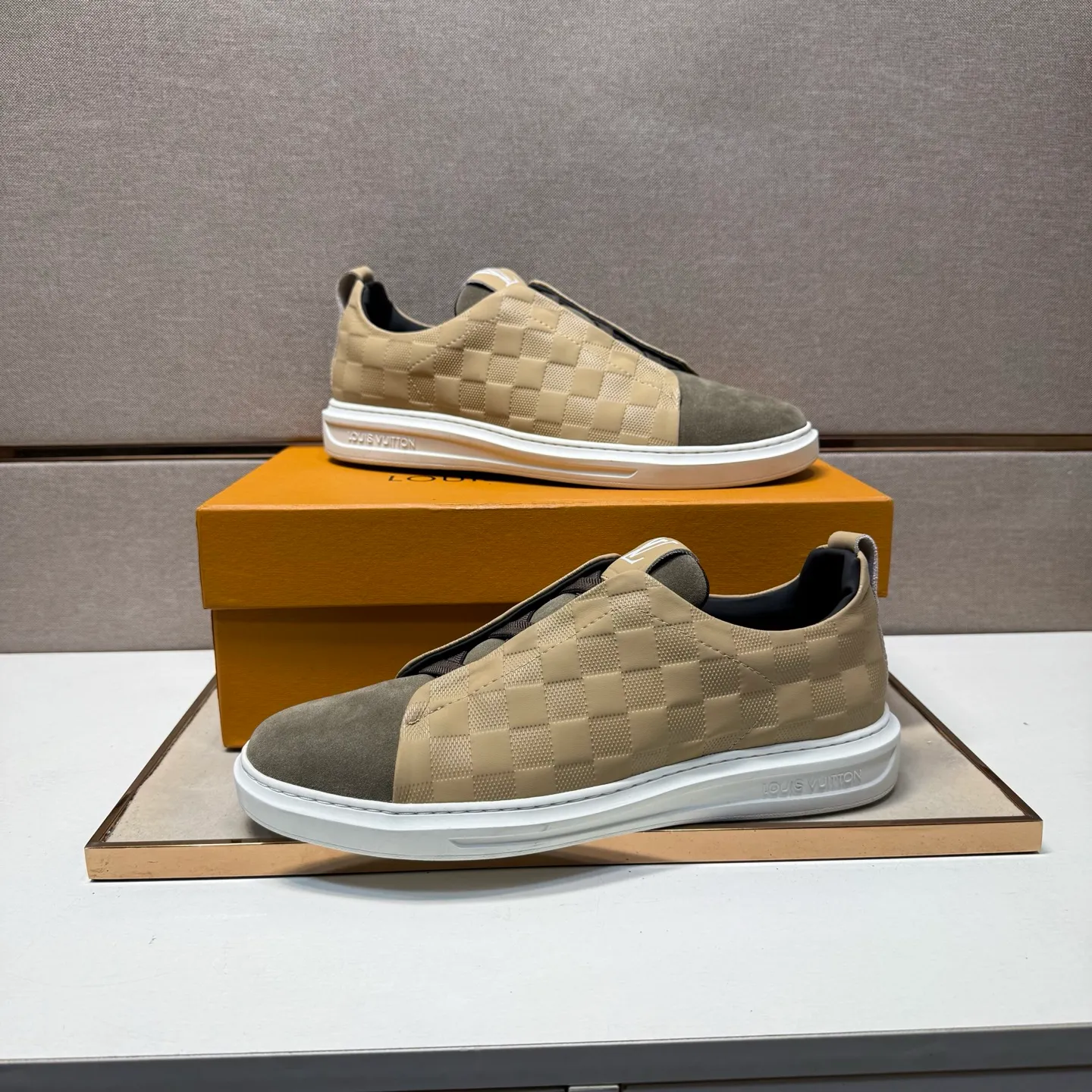 ⬛️Men's shoes 💰p442【LV～】Men's casual shoes 2025z cabinet sales simultaneously 🔶Size: 38-44#️⃣ 🔷2 colors🔜The upper is made of multi-material splicing➕Genuine leather lining, comfortable and breathable, sole: original comfortable and wear-resistant outsole, ⚠️Real shot📱Photographed🎬The real thing is better📢📢📢